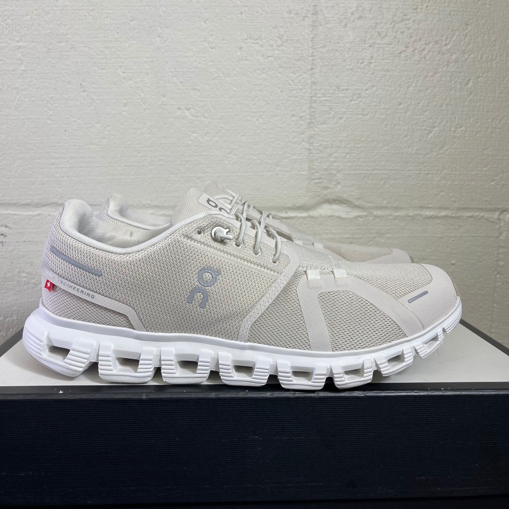 On Cloud 6 Swiss Engineering White Running Shoes Sneaker Lace up Women's 10 US